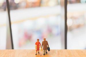 miniatuurreizigers die op een houten vloer, vakantie en reisconcept lopen