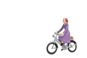 miniatuurreiziger met een fiets die op een witte achtergrond wordt geïsoleerd foto