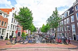 fietsen op de brug in amsterdam, nederland