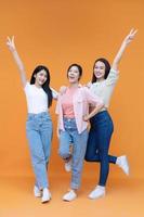 beeld van jong drie Aziatisch meisje Aan achtergrond foto