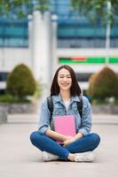 jong Aziatisch leerling Bij school- foto