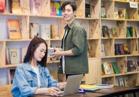 jong Aziatisch paar aan het studeren Bij bibliotheek foto