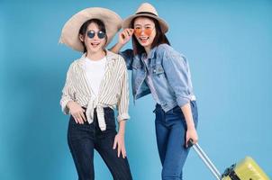 twee Dames Aan blauw achtergrond foto