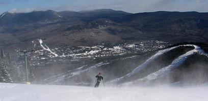 new hampshire, usa 2017 - skiër bergafwaarts bij waterville valley resort foto