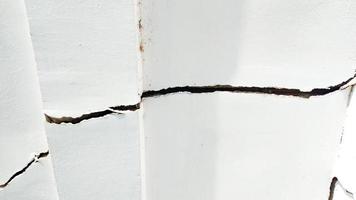 gebarsten beton muur de gevolg van aardverschuivingen, aardbevingen foto