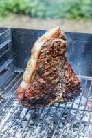 hele t-bone steak koken op de grill
