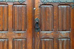 hout deur slot detailopname hardhout antiek oud middeleeuws architectuur foto