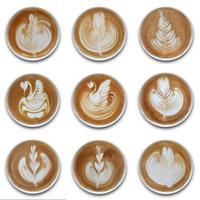 verzameling van mokken latte art koffie op een witte achtergrond