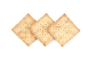 drie crackers op een witte achtergrond foto