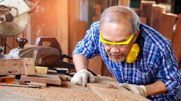 timmerman zagen van hout foto