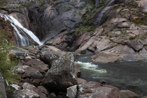 waterval en beek foto