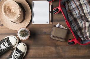 reizen voorbereidende werkzaamheden Aan houten tafel foto