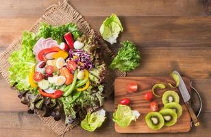 vers mengen vegetatie salade Aan bruin hout achtergrond foto