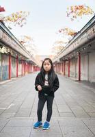 schattig japaness meisje in sensoji tempel foto