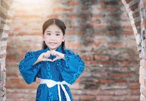 schattig meisje vervelend nationaal kostuums van Japan foto