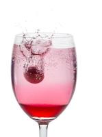 roze cocktail plons geïsoleerd foto