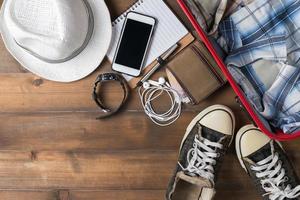 reizen voorbereidende werkzaamheden Aan houten tafel foto