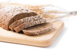 eigengemaakt ontbijtgranen brood geïsoleerd foto