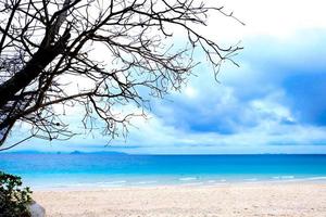 tropisch strand achtergrond net zo zomer landschap met blauw zee en lucht wolken voor reizen en vakantie in vakantie kom tot rust tijd foto