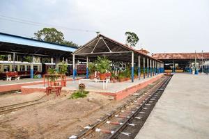 visie van speelgoed- trein spoorweg sporen van de midden- gedurende dag in de buurt kalka spoorweg station in Indië, speelgoed- trein bijhouden visie, Indisch spoorweg knooppunt, zwaar industrie foto