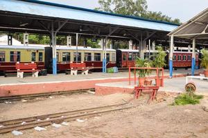 visie van speelgoed- trein spoorweg sporen van de midden- gedurende dag in de buurt kalka spoorweg station in Indië, speelgoed- trein bijhouden visie, Indisch spoorweg knooppunt, zwaar industrie foto