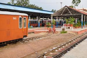 visie van speelgoed- trein spoorweg sporen van de midden- gedurende dag in de buurt kalka spoorweg station in Indië, speelgoed- trein bijhouden visie, Indisch spoorweg knooppunt, zwaar industrie foto