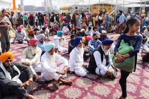 amritsar, Indië - februari 26 2023 - niet geïdentificeerd toegewijden van divers onderdelen Bij gouden tempel - Harmandir sahib in amritsar, punjab, Indië, beroemd Indisch Sikh mijlpaal, gouden tempel foto