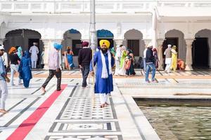 amritsar, Indië - februari 26 2023 - niet geïdentificeerd toegewijden van divers onderdelen Bij gouden tempel - Harmandir sahib in amritsar, punjab, Indië, beroemd Indisch Sikh mijlpaal, gouden tempel foto