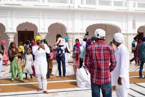 amritsar, Indië - februari 26 2023 - niet geïdentificeerd toegewijden van divers onderdelen Bij gouden tempel - Harmandir sahib in amritsar, punjab, Indië, beroemd Indisch Sikh mijlpaal, gouden tempel foto