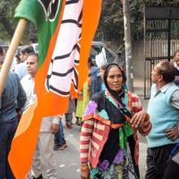 Delhi, Indië, december 02 2022 -bharatiya janate partij - bjp supporter gedurende mega weg tonen in ondersteuning van bjp kandidaat pankaj luthara naar het dossier voordracht papieren verder van mcd lokaal lichaam verkiezingen 2022 foto