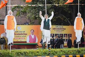 nieuw Delhi, Indië - januari 16 2023 - eerste minister narendra modi besnoeiing uit gedurende bjp weg show, de standbeeld van p.m modi terwijl Bijwonen een groot verkiezing rally in de hoofdstad foto