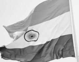 indiase vlag hoog op connaught plaats met trots in blauwe lucht, indiase vlag wapperen, indiase vlag op onafhankelijkheidsdag en republiek dag van india, tilt-up shot, wuivende indische vlag, har ghar tiranga foto