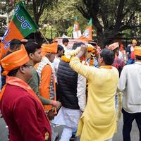 Delhi, Indië, december 02 2022 -bharatiya janate partij - bjp supporter gedurende mega weg tonen in ondersteuning van bjp kandidaat pankaj luthara naar het dossier voordracht papieren verder van mcd lokaal lichaam verkiezingen 2022 foto