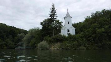 opslagruimte reservoir Velka domasa, kerk Aan de meer, rivier- ondava, Slowakije foto