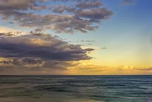 mooi kleurrijk wolken over- de zee. verbazingwekkend lucht na zonsondergang. foto