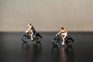 miniatuurreizigers fietsen, gezond levensstijlconcept foto