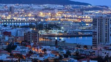 panoramisch van de stad Las Palmas bij zonsondergang foto