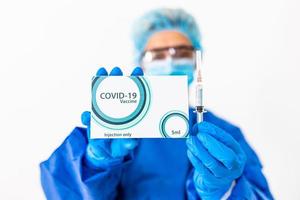 dokter houdt covid 19 vaccin en injectiespuit in haar hand, vaccin het gebruik voor preventie, immunisatie en behandeling van covid19. foto