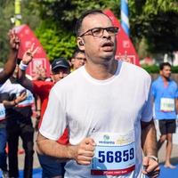 nieuw Delhi, Indië - oktober 16 2022 - vedanta Delhi voor de helft marathon ras na covid in welke marathon deelnemers over naar kruis de af hebben lijn, Delhi voor de helft marathon 2022 foto