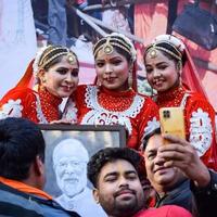 nieuw Delhi, Indië - januari 16 2023 - duizenden van mensen verzameld gedurende eerste minister narendra modi bjp weg show, mensen gedurende p.m modi groot verkiezing rally in de hoofdstad foto