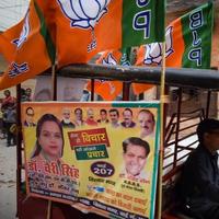 Delhi, Indië, december 02 2022 -bharatiya janate partij - bjp supporter gedurende mega weg tonen in ondersteuning van bjp kandidaat pankaj luthara naar het dossier voordracht papieren verder van mcd lokaal lichaam verkiezingen 2022 foto