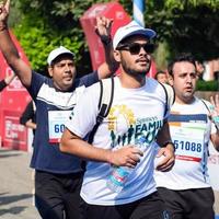 nieuw Delhi, Indië - oktober 16 2022 - vedanta Delhi voor de helft marathon ras na covid in welke marathon deelnemers over naar kruis de af hebben lijn, Delhi voor de helft marathon 2022 foto