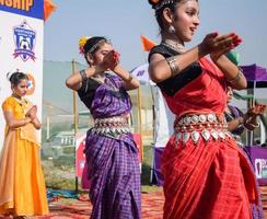 Delhi, Indië - december 11 2022 - bharathanatyam Indisch klassiek odissi dansers het uitvoeren van Bij fase. mooi Indisch meisje dansers in de houding van Indisch dans. Indisch klassiek dans bharatanatyam foto