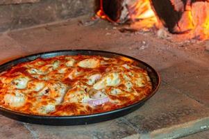 detailopname van pizza in de hout brand oven foto