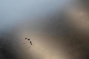 water druppels plons Aan de zwart bureau. foto