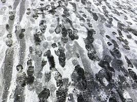 voetafdrukken van mensen in de sneeuw. foto