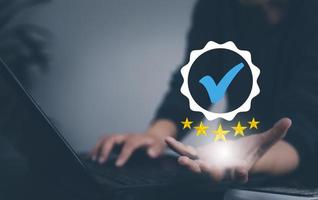 hand- tintje klant recensie tevredenheid terugkoppeling enquête voor vijf ster concept, gebruiker geven beoordeling naar onderhoud ervaring Aan online sollicitatie, onderhoud leidend naar reputatie ranking van bedrijf. foto