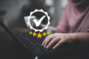 hand- tintje klant recensie tevredenheid terugkoppeling enquête voor vijf ster concept, gebruiker geven beoordeling naar onderhoud ervaring Aan online sollicitatie, onderhoud leidend naar reputatie ranking van bedrijf. foto