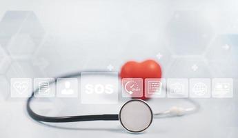 concept stethoscoop en rood hart met Gezondheid verzekering, dokter stethoscoop en rood hart controleren hart Gezondheid zorg, instrument voor controle hart Aan de wit achtergrond vertegenwoordigt oefening, geïsoleerd foto