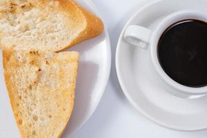 zwarte koffie en toast
